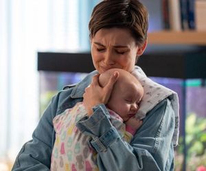 Na dobre i na złe odc. 960 po wakacjach. Blanka (Pola Gonciarz), Nina (Rita Sobocińska)