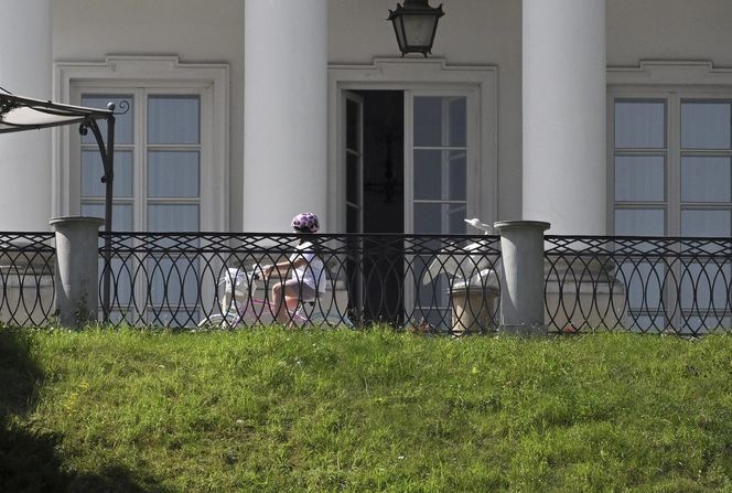 Kasia Nawrocka czuje się już w Belwederze jak u siebie! Przemieszcza się na rowerku!
