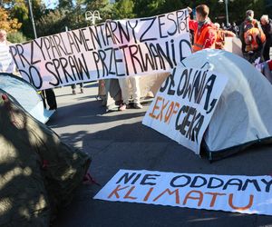 Ostatnie Pokolenie rozbiło namioty przed Sejmem. Domagają się prac nad ustawą o transporcie publicznym