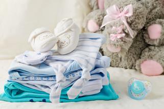 Ubranka dla niemowlaka ze skórą atopową - jakie kupować i jak je prać?