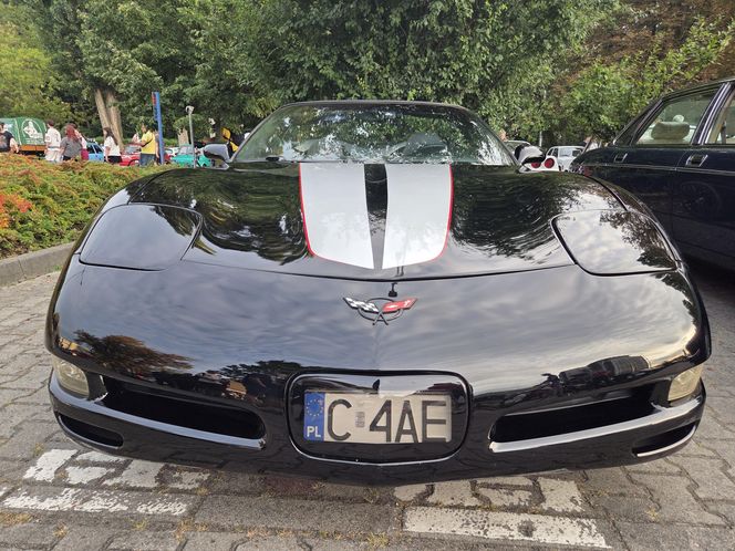 Klasyczna motoryzacja znów zachwyciła Bydgoszcz. „Bydgoskie Klasyki Nocą” przy Torbydzie