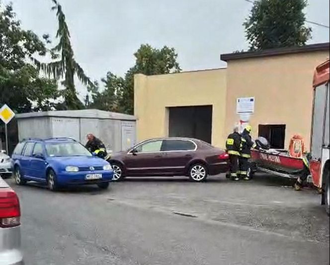 Zablokował wyjazd z remizy OSP i poszedł do kościoła. Strażacy nie mogli wyjechać, mężczyzna utonął