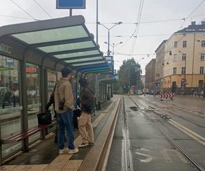 Niewidoczne tablice z przyjazdami tramwajów i autobusów