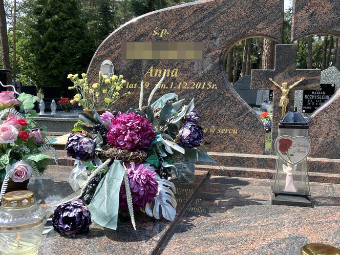 59-latka wpadła do studzienki kanalizacyjnej. Grób pani Anny na cmentarzu parafialnym w Augustowie