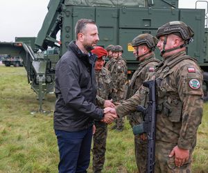 Donald Tusk i Władysław Kosiniak-Kamysz podczas wizyty na Centralnym Poligonie Sił Powietrznych w Ustce