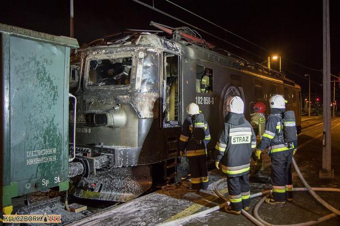 Płonąca lokomotywa na dworcu w Kluczborku
