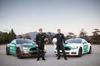 Fordy Mustangi 5.0 V8 rywalizują jednocześnie w realnej i wirtualnej próbie