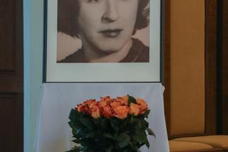 Jacek Kurski modli się w intencji zmarłej  matki