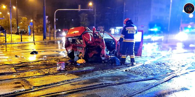 Zmiażdżone auto w centrum Warszawy 
