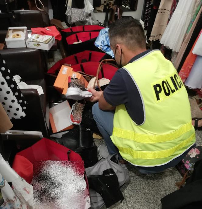 Łódzkie: Nalot policji na centrum handlowe. Kryminalni zabezpieczyli podróbki warte ponad 600 tysięcy złotych
