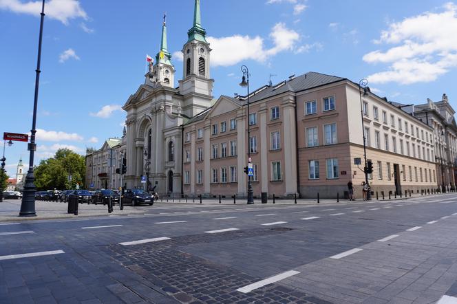 Właz na Starym Mieście - ul. Długa przy pl. Krasińskich