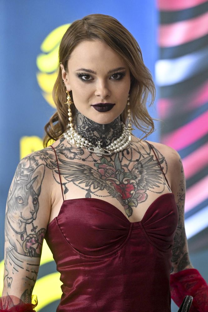 Mocne oko, ciemne usta i odważna sukienka. Monika Miller nie zna granic!