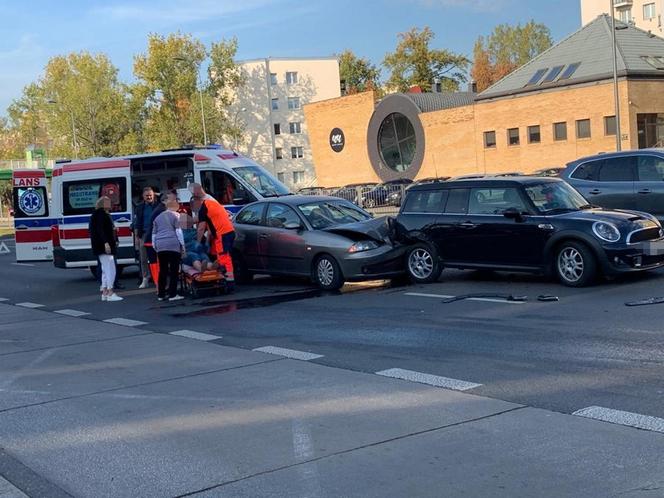 Wypadek samochodowy na Powsińskiej. Pierwszej pomocy udzielał Cezary Pazura