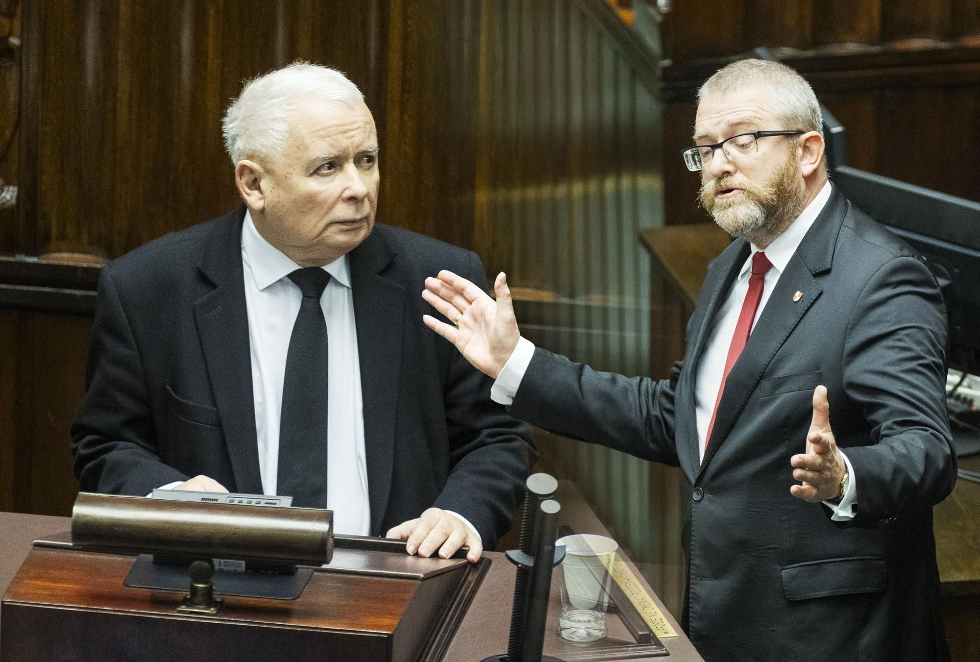 Nowy sondaż! Kaczyński się zmartwi! Wygrywa tylko z Braunem! Dramatyczny wynik Hołow…