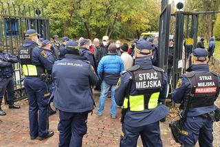 Policja przed stadionem Skry. Siłowe przejęcie