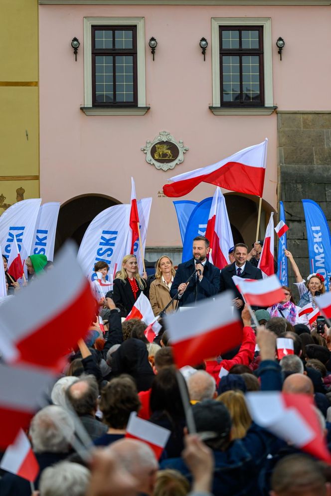 Zorro skradł show Trzaskowskiemu podczas wiecu w Tarnowie. Walczył szpadą i transparentem