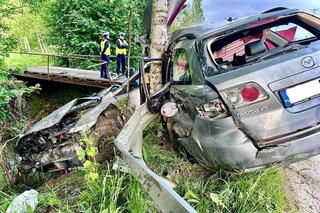 Tragiczny wypadek w miejscowości Wara. Mazda uderzyła w drzewo i złamała się na pół! Nie żyje 18-latek