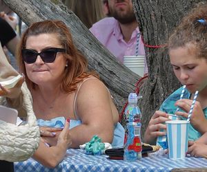 Katarzyna Skrzynecka. Zabrała rodzinę na targ śniadaniowy w kusych szortach