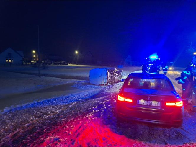 UWAGA ślisko! W Kałkowie bus wypadł z drogi i przewrócił się na bok