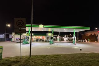 Ukradł bmw i napadł na stację benzynową w Mościskach. Obława za sprawcą