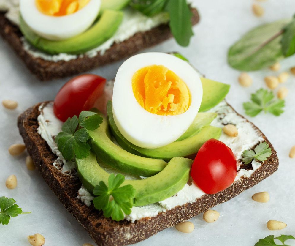 kanapki z awokado i jajkiem
