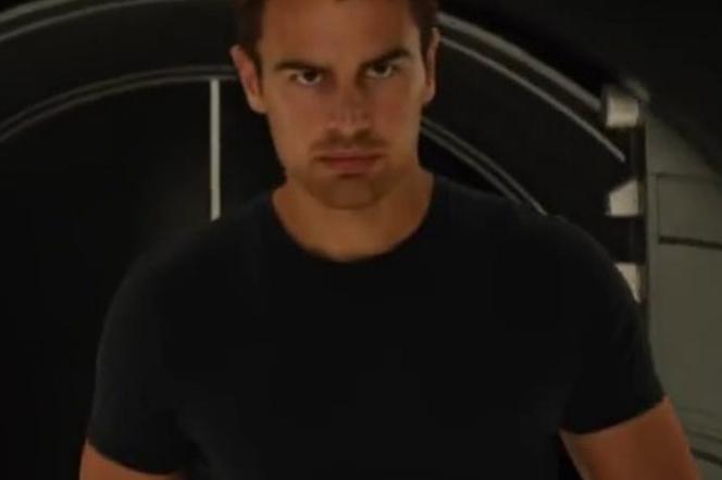 Niezgodna, a teraz Backstabbing for Beginners! Theo James zastąpił Josha Hutchersona