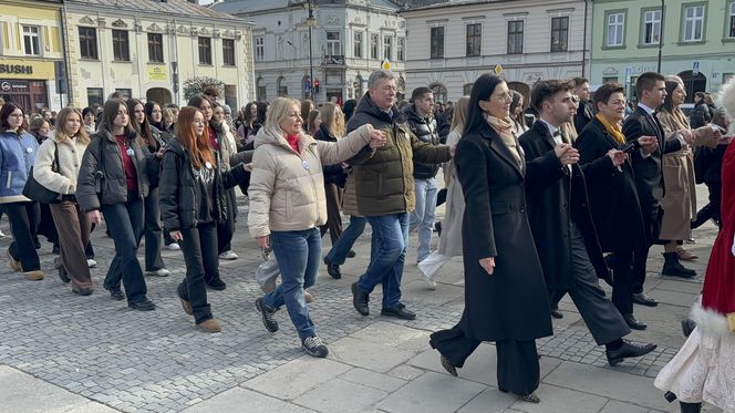 Maturzyści z Nowego Sącza zatańczyli poloneza na Rynku 