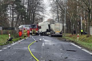 Śmiertelny wypadek pod Szamotułami. Dwie osoby z infiniti zginęły w zderzeniu z cysterną [ZDJĘCIA].