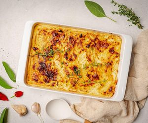 Biorę kurczaka, ziemniaki i pieczarki. Doskonała zapiekanka to pomysł na treściwy obiad 