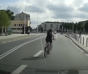 Pijana rowerzystka uszkodziła samochód. Kto za to zapłaci?