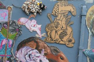 Stado szczurów i naga flecistka we Wrocławiu. Kolorowe gryzonie na wielkim muralu 