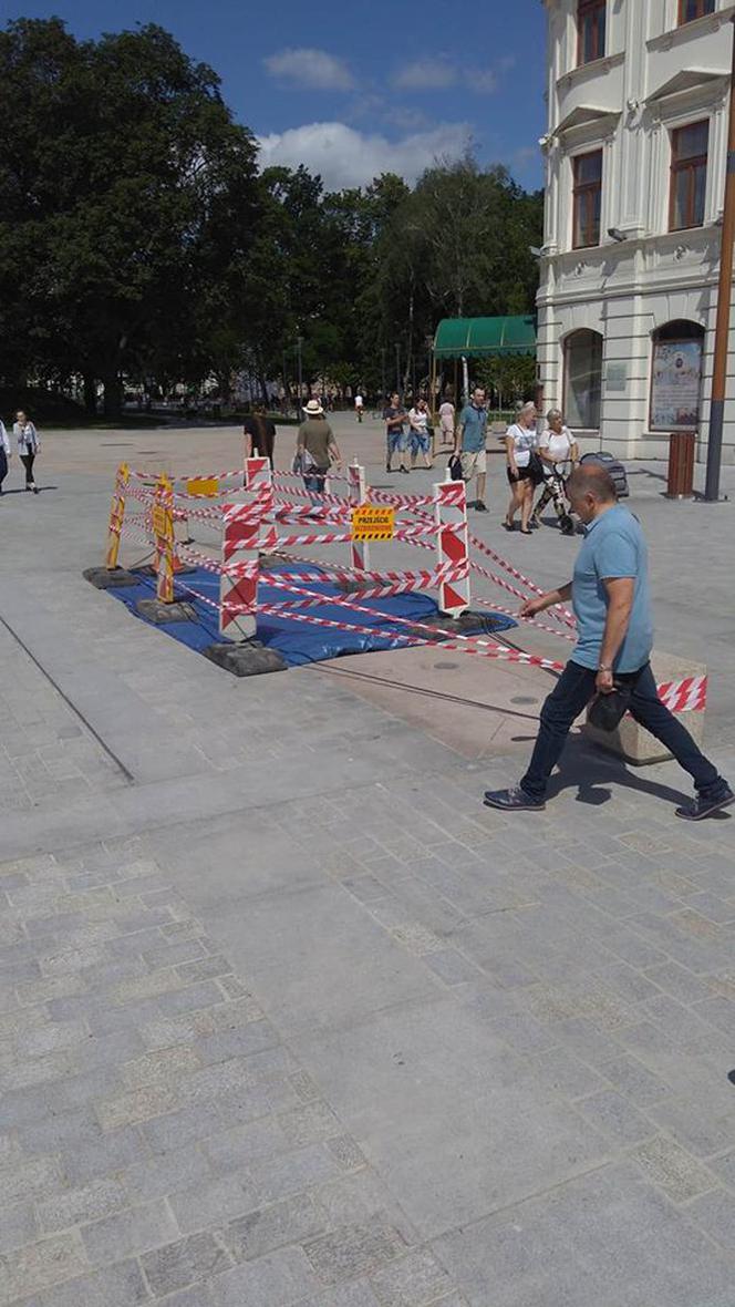 Fontanna na pl. Litewskim zniszczona kolejny raz!