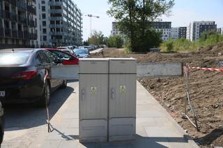 Skrzynka wyrosła na środku chodnika. Absurd w Ursusie