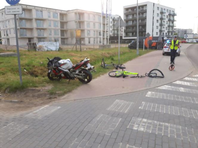 Motocyklista wjechał w dwóch rowerzystów