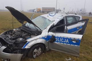 Policjanci ROZBILI radiowóz na autostradzie. Dwie osoby w szpitalu [ZDJĘCIA]