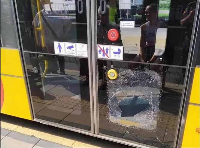 Atak szału w warszawskim tramwaju! Posypało się szkło. Kobieta trafiła do szpitala