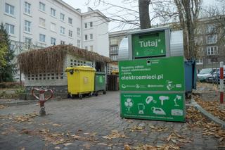 Gdzie oddać elektrośmieci w Warszawie? Miasto ustawia nowe pojemniki 