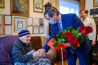 Mieczysław Korczak skończył 100 lat. Honorowy obywatel Tarnowa chce się zaszczepić na COVID-19