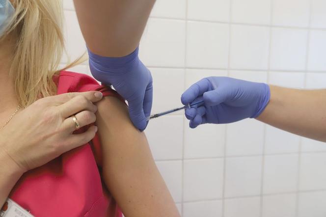 Pierwsze szczepienia przeciwko covid-19 w Lesznie. Dziś zaszczepiono 30 osób  [FOTO]