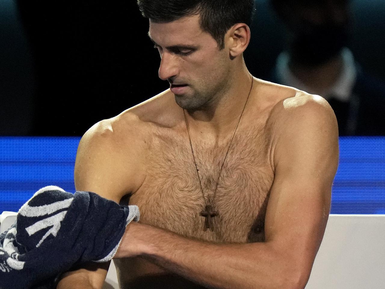 Novak Djoković robi z siebie męczennika! Zaszczep się albo spadaj!