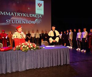 Podczas uroczystej ceremonii inauguracji nowego roku akademickiego 2024/2025 odbyła się tradycyjna immatrykulacja studentów i studentek pierwszego roku.