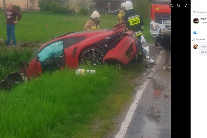 Porsche w rowie. Kierowca na prostej drodze stracił nad nim panowanie