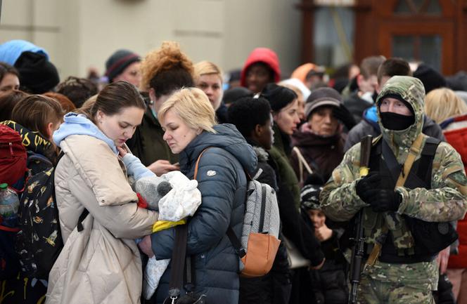 Ukraińcy uciekają przed wojną. Szturm na pociągi i autobusy we Lwowie