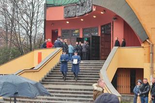  Wrocław. Ostatnie pożegnanie policjantów zastrzelonych na służbie. Wasz tata jest bohaterem