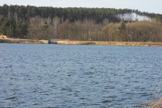 Zalew w Mostkach (wpływa do niego rzeka Żarnówka)