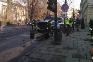 Kraków: Na ul. Westerplatte samochód osobowy zderzył się z radiowozem