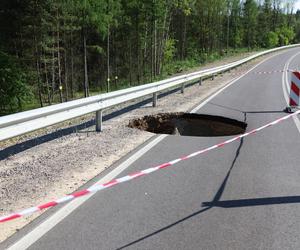  Zapadliska na obwodnicy Bolesławia. Nowa droga z dziurami jak leje po bombie