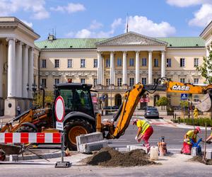 Prace przy zazielenianiu pl. Bankowego w Warszawie