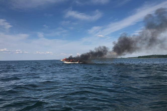 Pożar łodzi na jeziorze Śniardwy. Trzy osoby poparzone, jedna w stanie ciężkim [ZDJĘCIA]
