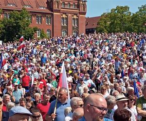 Manifestacja 4 czerwca na placu Solidarności w Szczecinie